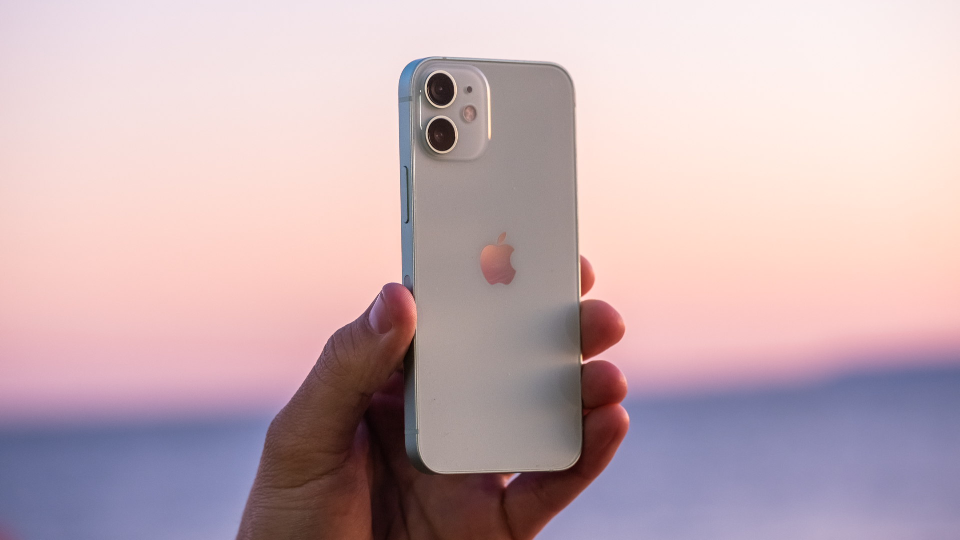 Ինչու՞ է դեռ վաճառքում iPhone 12 mini մոդելները